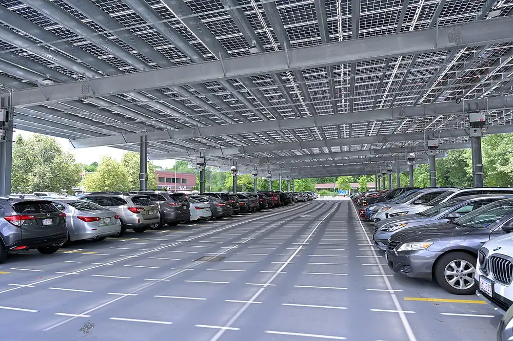 Widok od spodu na zadaszenie parkingu z bifacjalnych modułów szkło-szkło, z siatką ogniw widoczną od dołu